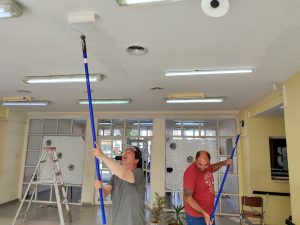 Cada día son más los que colaboran en los trabajos que se realizan en las escuelas de Santa Cruz