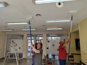 Cada día son más los que colaboran en los trabajos que se realizan en las escuelas de Santa Cruz