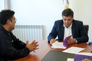 Producción firmó convenio que reactiva un histórico beneficio para estudiantes y jubilados de Santa Cruz