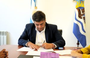 Producción firmó convenio que reactiva un histórico beneficio para estudiantes y jubilados de Santa Cruz