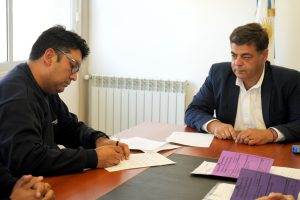 Producción firmó convenio que reactiva un histórico beneficio para estudiantes y jubilados de Santa Cruz