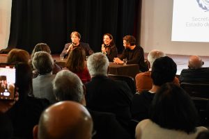 Lucia Salinas presentó su libro y documental “Fronteras” en el Complejo Cultural Santa Cruz