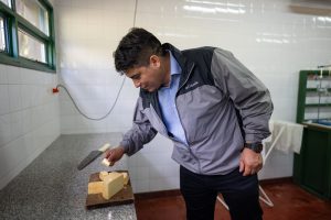Vidal en Gregores: Recorrió la Escuela Agropecuaria N°1 y redobló su apuesta por la producción