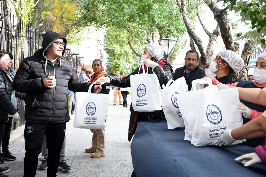 Finalidad Social: El Gobierno entregó merluza de manera gratuita a vecinos de todas las localidades de Santa Cruz