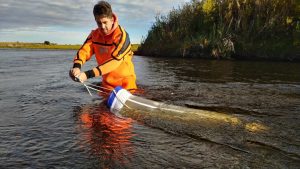 Ambiente e INTA Santa Cruz colaboran en un mapeo nacional de microplásticos en cursos y cuerpos de agua