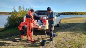 Ambiente e INTA Santa Cruz colaboran en un mapeo nacional de microplásticos en cursos y cuerpos de agua