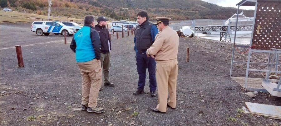 Inspeccionan presunto derrame de hidrocarburos en el Lago Argentino
