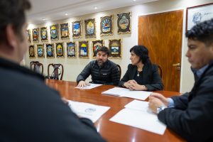 Vidal firmó los programas para acompañar a los deportistas de Santa Cruz