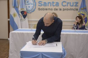 Eficiencia y transparencia: el Gobierno firmó el convenio con la obra social santacruceña