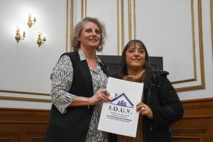 El sueño de la casa propia: Vidal entregó escrituras a familias de la provincia
