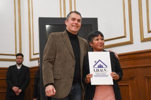 El sueño de la casa propia: Vidal entregó escrituras a familias de la provincia