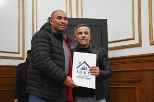 El sueño de la casa propia: Vidal entregó escrituras a familias de la provincia
