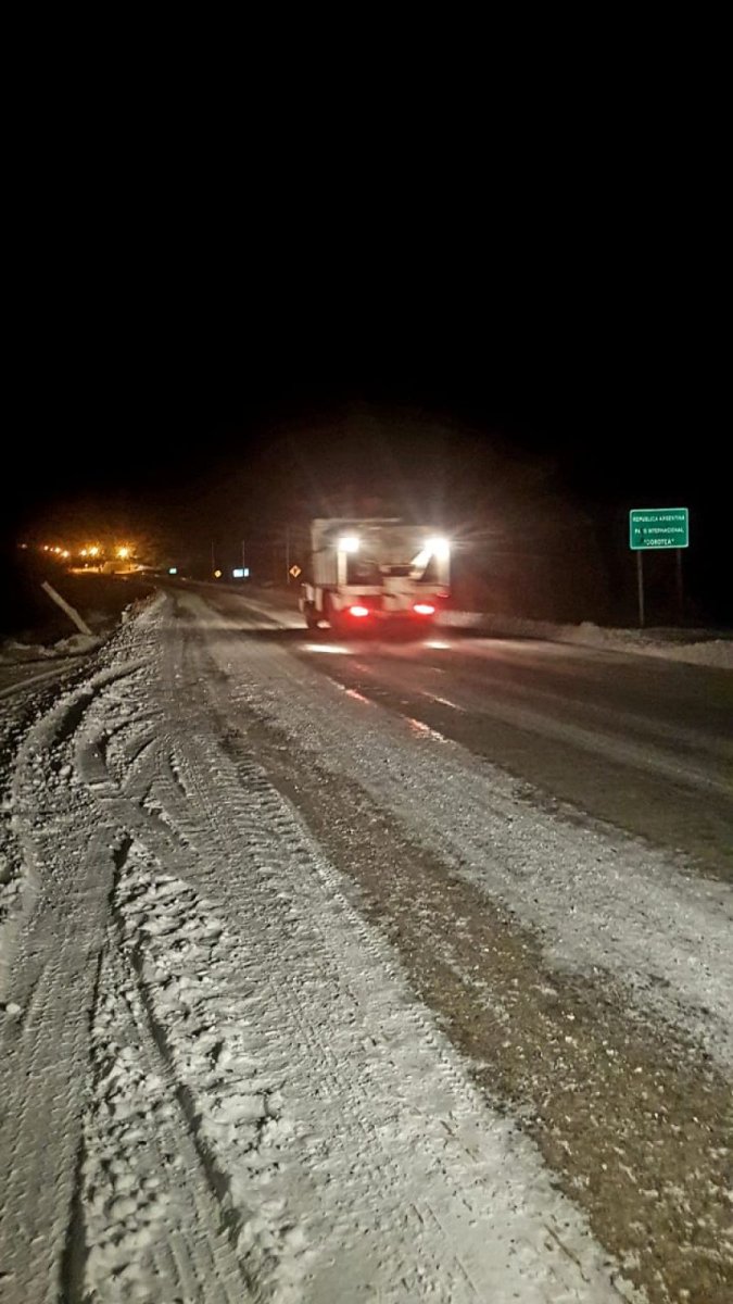 Vialidad Provincial distribuye arena y sal en la Ruta Provincial N° 20