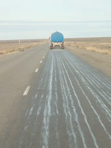 Temporada Invernal: concretan riego con líquido antihielo en rutas de Santa Cruz