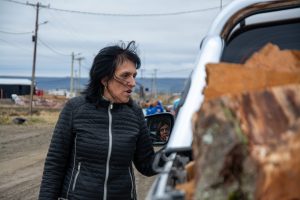Plan Invernal: El Gobierno asiste con leña a las familias de Río Gallegos
