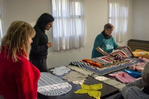 Desarrollo Social mantuvo un encuentro con tejedoras del CIC Belén
