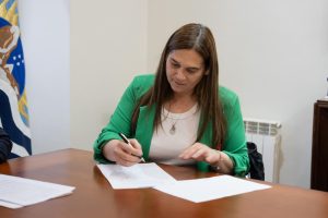 Plan de obras en Santa Cruz: Vidal firmó convenio con las localidades de Perito Moreno, Koluel Kayke y Tres Lagos