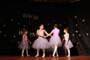 Las bailarinas de la Escuela Provincial de Danzas protagonizaron en “Brillos de Invierno"