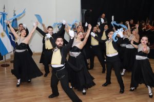 Esplendor Patrio: El Cuerpo Estable de la Escuela de Danzas presentó el Pericón Nacional