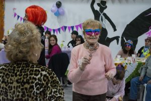 Mes de la Igualdad: adultos mayores celebraron el carnaval de invierno