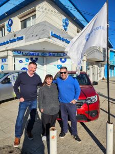 Lotería de Santa Cruz entregó el primer auto 0km a la ganadora del Telebingo