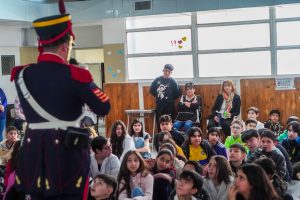 Continúan las visitas de los Granderos a Caballo a las escuelas de Río Gallegos