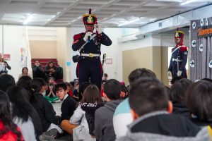 Continúan las visitas de los Granderos a Caballo a las escuelas de Río Gallegos