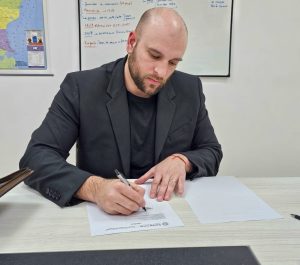 Educación firmó convenio con el municipio de Puerto Santa Cruz para la mejora de edificios escolares