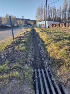Trabajan en la limpieza y el acondicionamiento de canales de riego en Los Antiguos