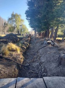 Trabajan en la limpieza y el acondicionamiento de canales de riego en Los Antiguos