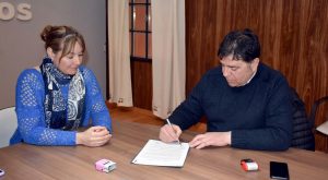Firmaron convenios con municipios para mantenimiento de canales de riego de Perito Moreno y Los Antiguos
