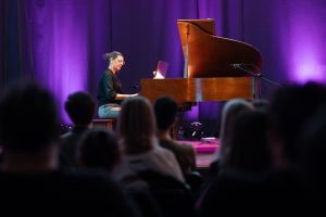 A sala llena y con emotivo homenaje a Hugo Giménez Agüero finalizó el ciclo “Pianistas del Sur”