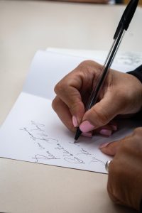 Verónica Lamberti donó su último libro a la Biblioteca Provincial