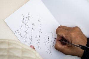 Verónica Lamberti donó su último libro a la Biblioteca Provincial