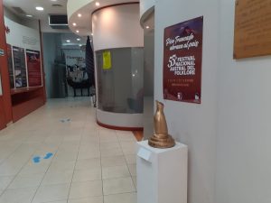 Promocionan el Festival de Folklore de Pico Truncado con la exhibición del Pingüino de Oro
