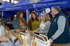 La comunidad de Piedra Buena disfrutó de la primera jornada del Mercado de Economía Comunitaria