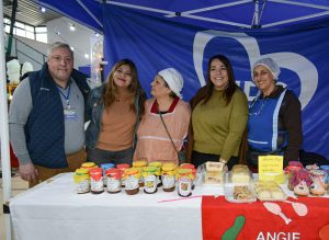La comunidad de Piedra Buena disfrutó de la primera jornada del Mercado de Economía Comunitaria
