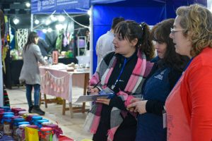 La comunidad de Piedra Buena disfrutó de la primera jornada del Mercado de Economía Comunitaria