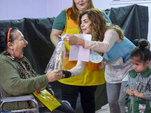 Dos generaciones y un compromiso: el buen trato al adulto mayor