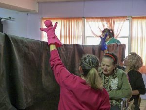 Dos generaciones y un compromiso: el buen trato al adulto mayor