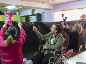 Dos generaciones y un compromiso: el buen trato al adulto mayor
