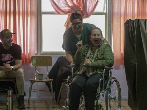 Dos generaciones y un compromiso: el buen trato al adulto mayor