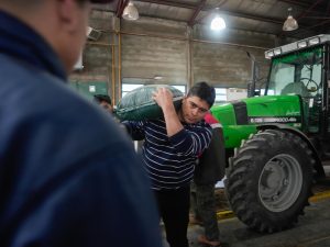 Claudio Vidal encabezó la entrega de equipamiento en instituciones educativas de Gobernador Gregores