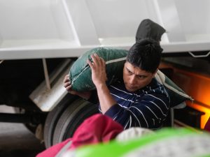 Claudio Vidal encabezó la entrega de equipamiento en instituciones educativas de Gobernador Gregores