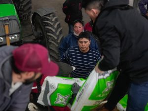 Claudio Vidal encabezó la entrega de equipamiento en instituciones educativas de Gobernador Gregores