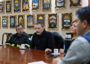 El Gobierno de Santa Cruz refuerza el compromiso con la salud: reunión clave con el personal de vuelos sanitarios