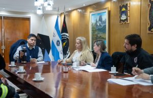 El Gobierno de Santa Cruz refuerza el compromiso con la salud: reunión clave con el personal de vuelos sanitarios