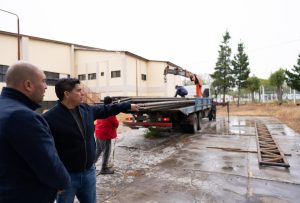 Claudio Vidal acompañó la entrega de materiales para la construcción de un nuevo gimnasio en Los Antiguos