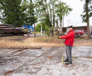 Claudio Vidal acompañó la entrega de materiales para la construcción de un nuevo gimnasio en Los Antiguos