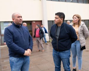 Claudio Vidal acompañó la entrega de materiales para la construcción de un nuevo gimnasio en Los Antiguos